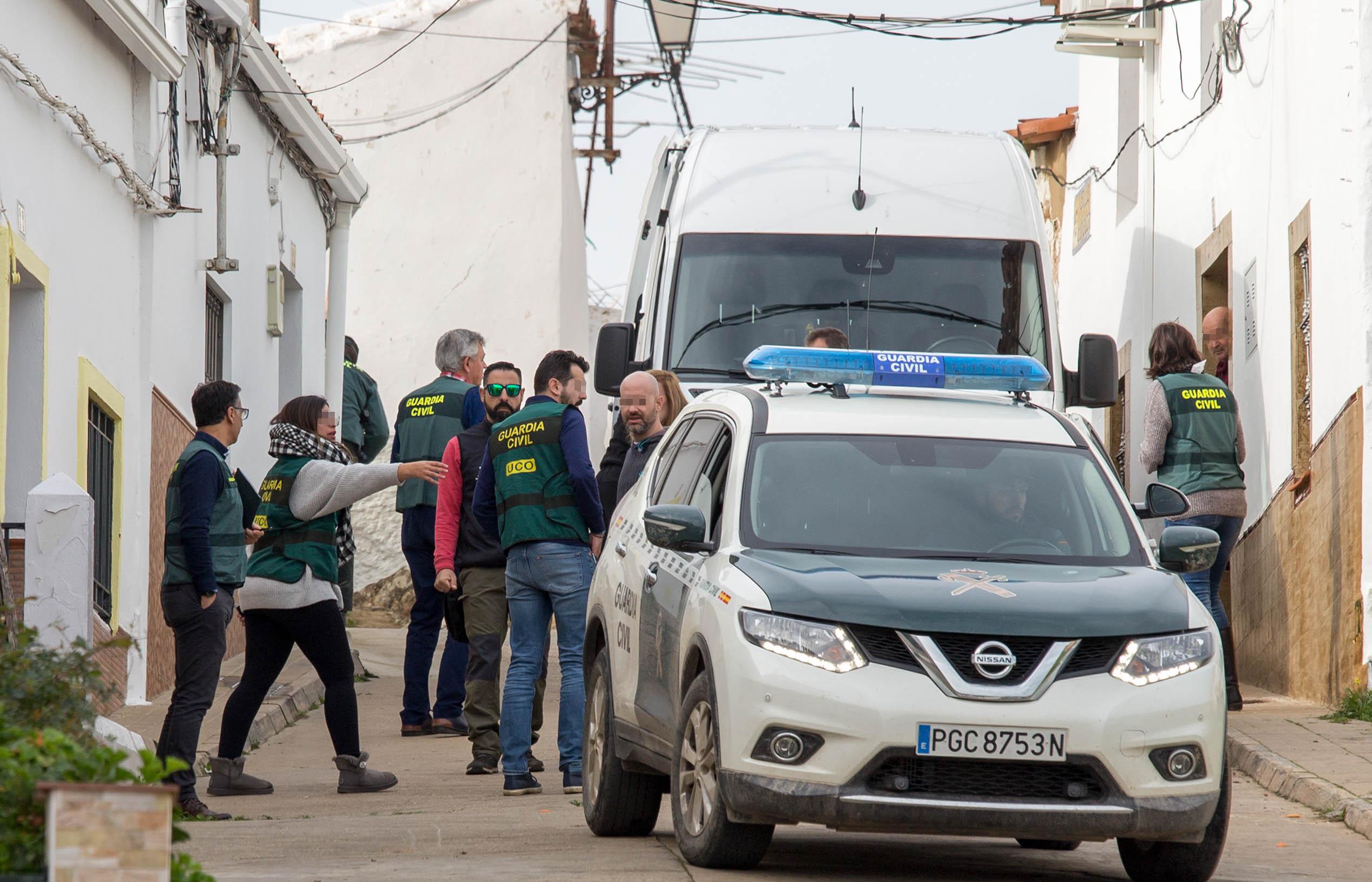 La Guardia Civil se traslada a la calle donde vivía Laura Luelmo en El Campillo para buscar pruebas - EP