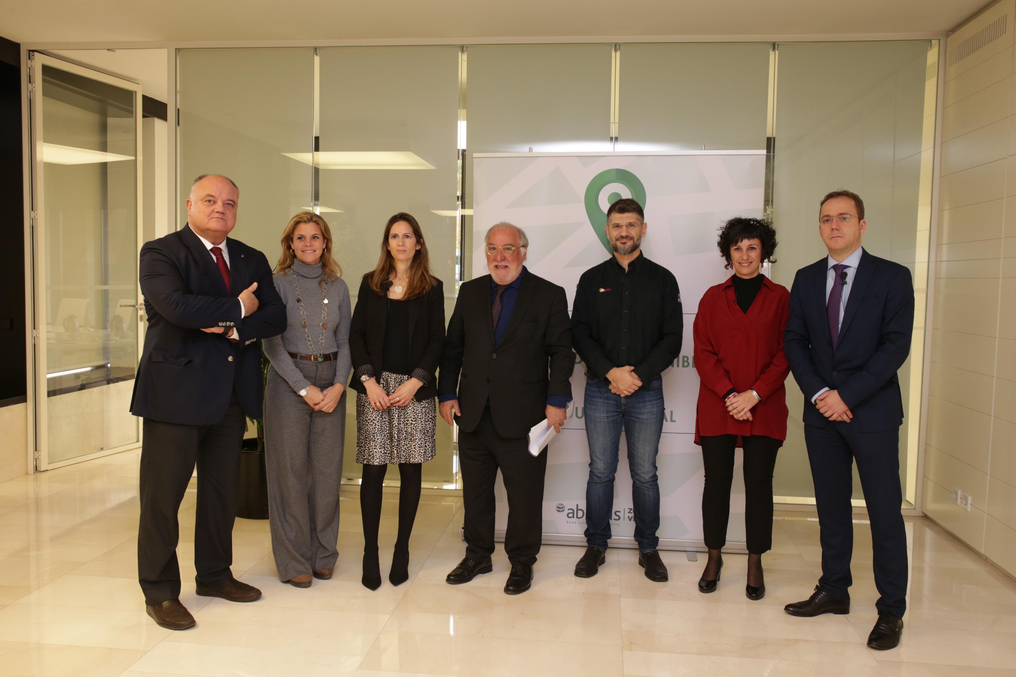 Foto de familia de los asistentes al evento sobre movilidad sostenible y segura de las motocicletas, organizado por la Fundación Abertis