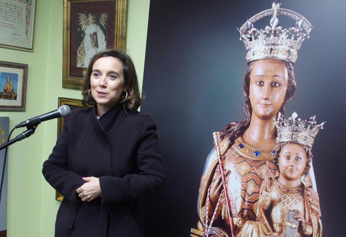 Cuca Esperanza junto a una imagen de la Virgen de la Esperanza. Twitter: @PPLogrono