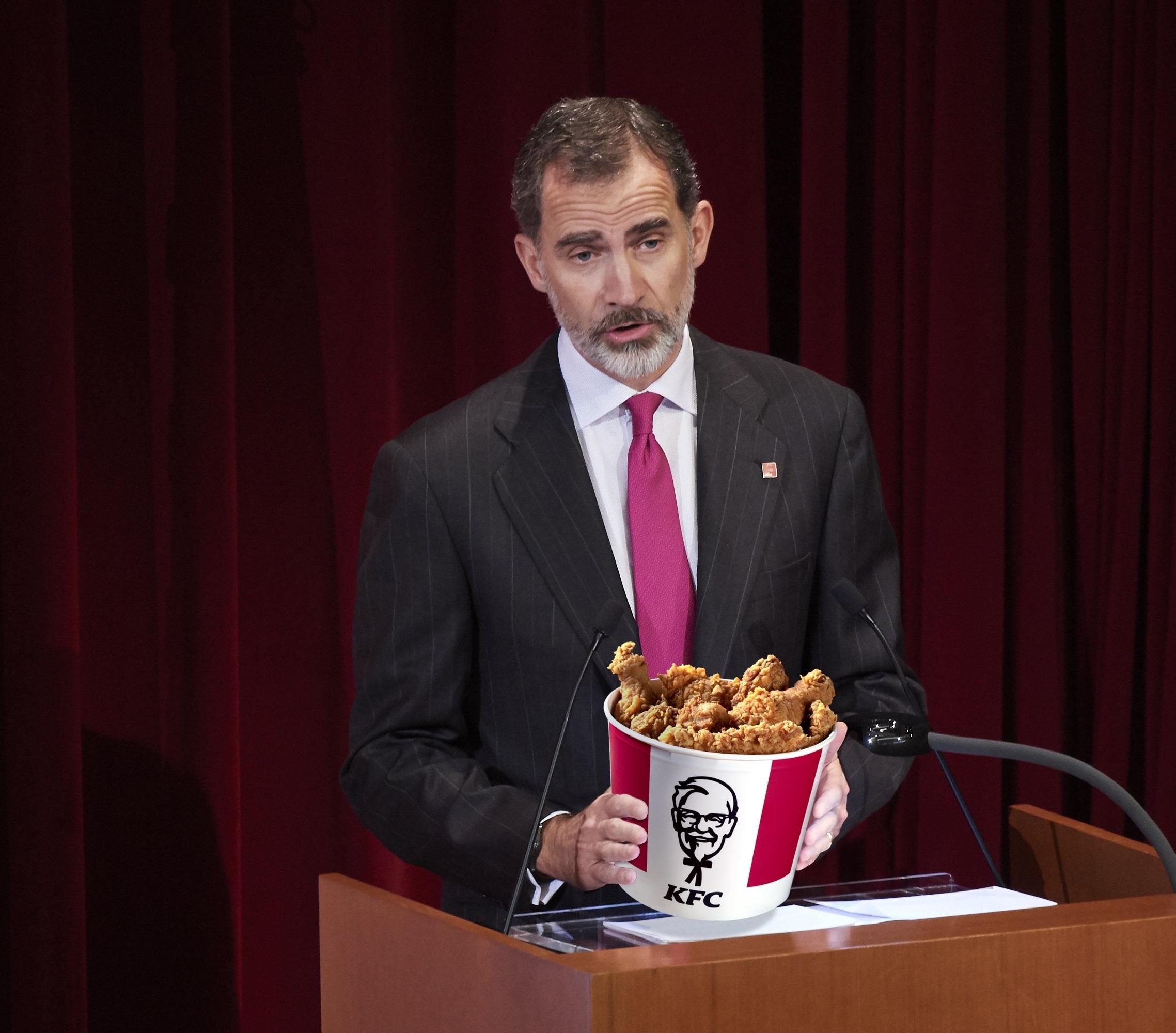 Fotomontaje distribuido con la nota de prensa, en el que el Rey sujeta un cubo de pollo frito - Wireimage / Carlos R. Álvarez