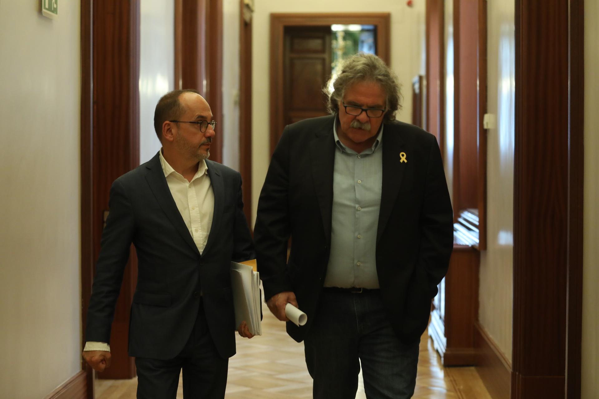 El portavoz del PDCAT Carles Campuzano y el portavoz de ERC Joan Tardà en los pasillos del Congreso