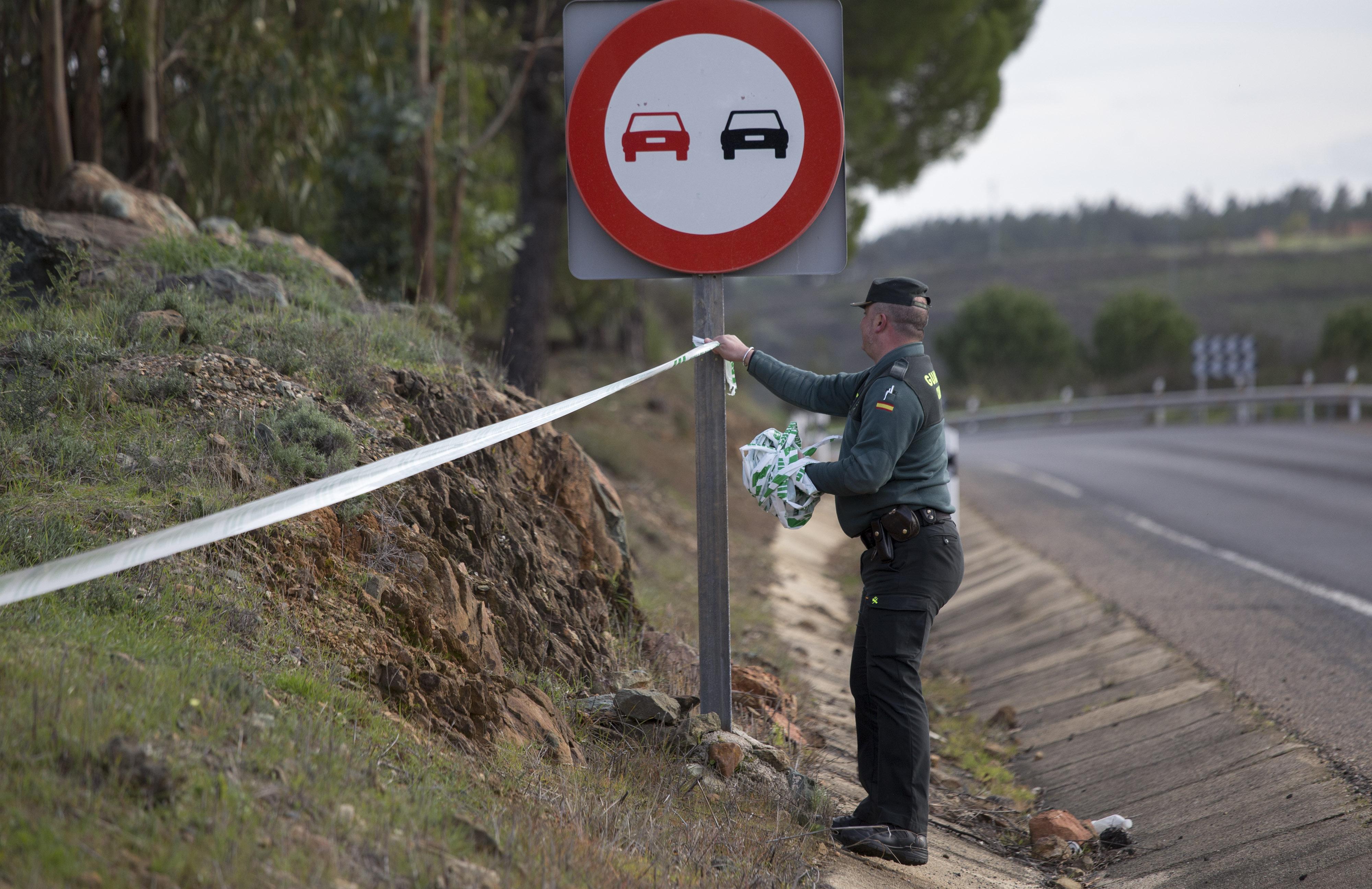 EuropaPress 1809682 Agente de la Guardia Civil cerca del barranco de Las Mimbreras en El Campillo (Huelva) donde fue encontrado el cadáver de Laura Luelmo