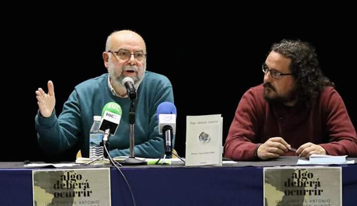 Antonio Roldán y Fernando Macías, en la presentación en Conil de 'Algo deberá ocurrir'.