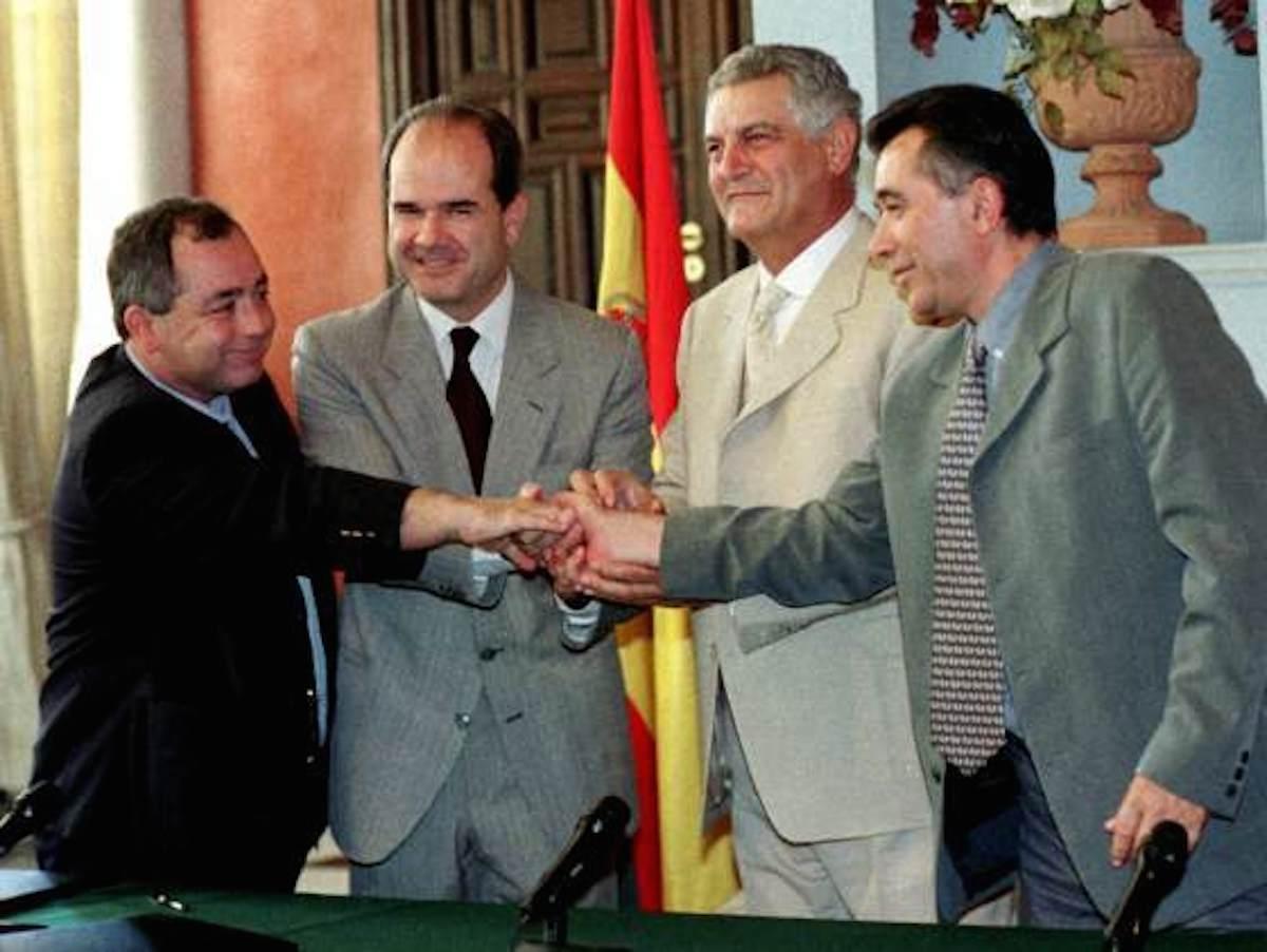 Rafael Álvarez Colunga, junto a Manuel Chaves y los líderes de sindicales Manuel Pastrana y Julio Ruiz. HUELVA INFORMACIÓN