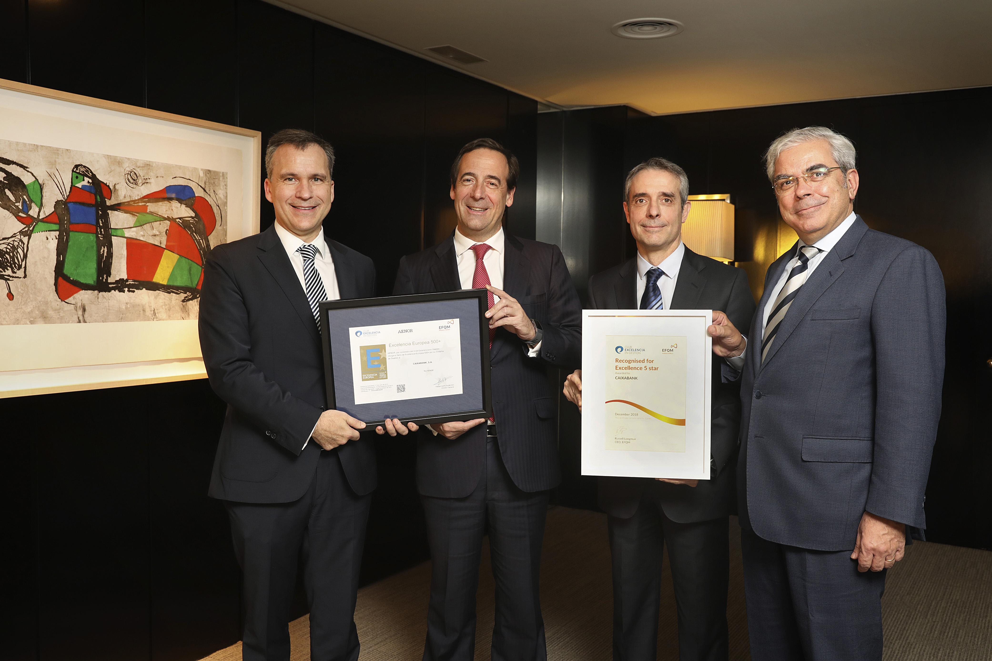 De izquierda a derecha: Rafael García Meiro, director general de AENOR; Gonzalo Gortázar, consejero delegado de CaixaBank; Bibiano Martínez, director ejecutivo adjunto a la Dirección General de Negocio de CaixaBank, e Ignacio Babé, secretario general del 