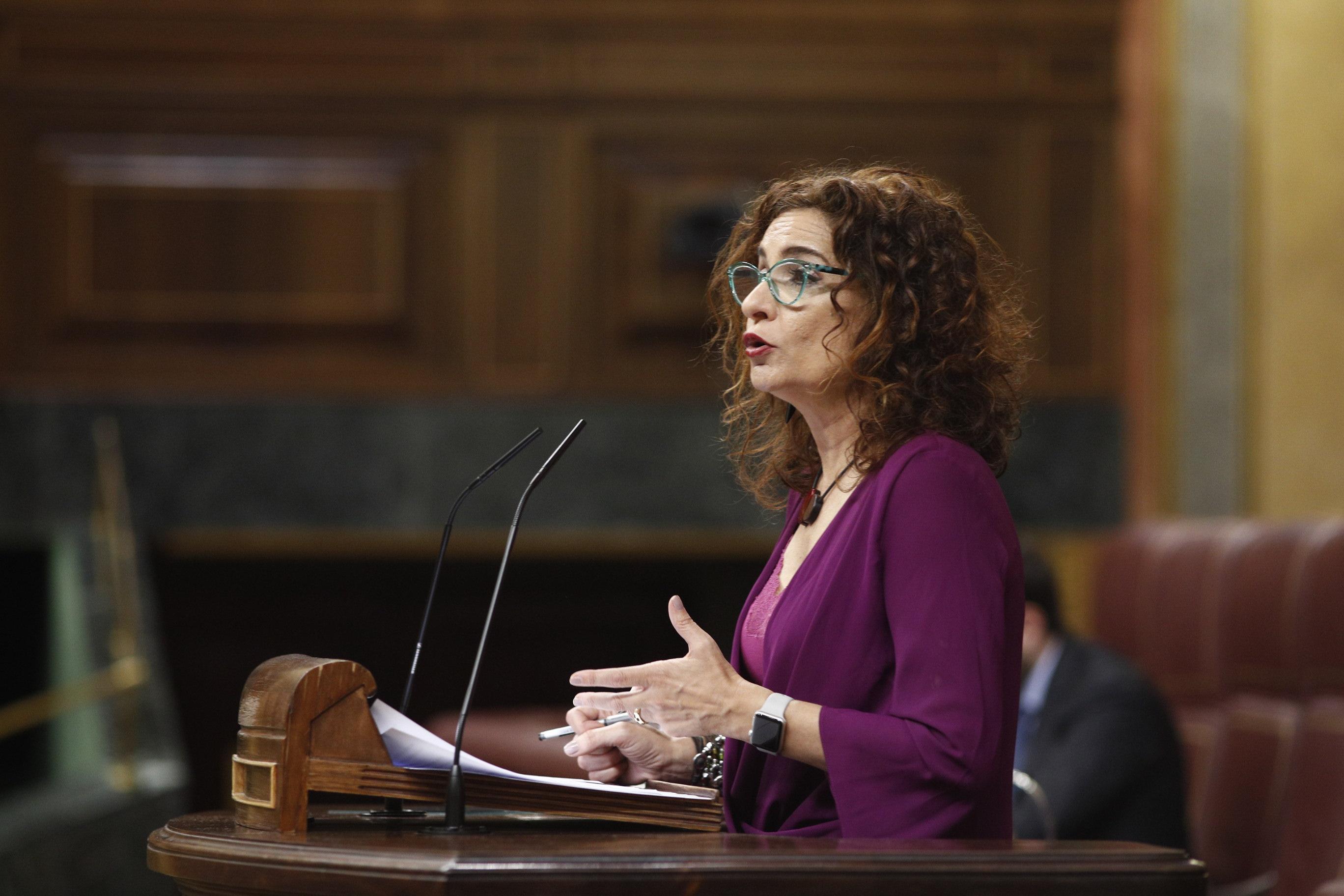 La ministra de Hacienda María Jesús Montero durante el debate en el Congreso sobre la senda de estabilidad presupuestaria del Gobierno - Sergio