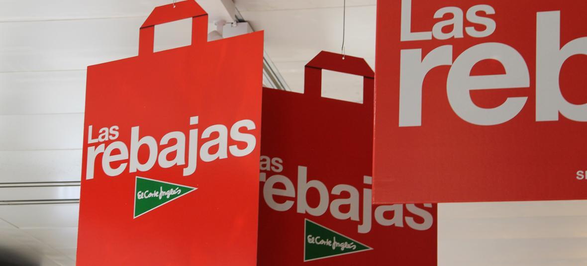 Las características bolsas rojas de los periodos de rebajas de El Corte Inglés