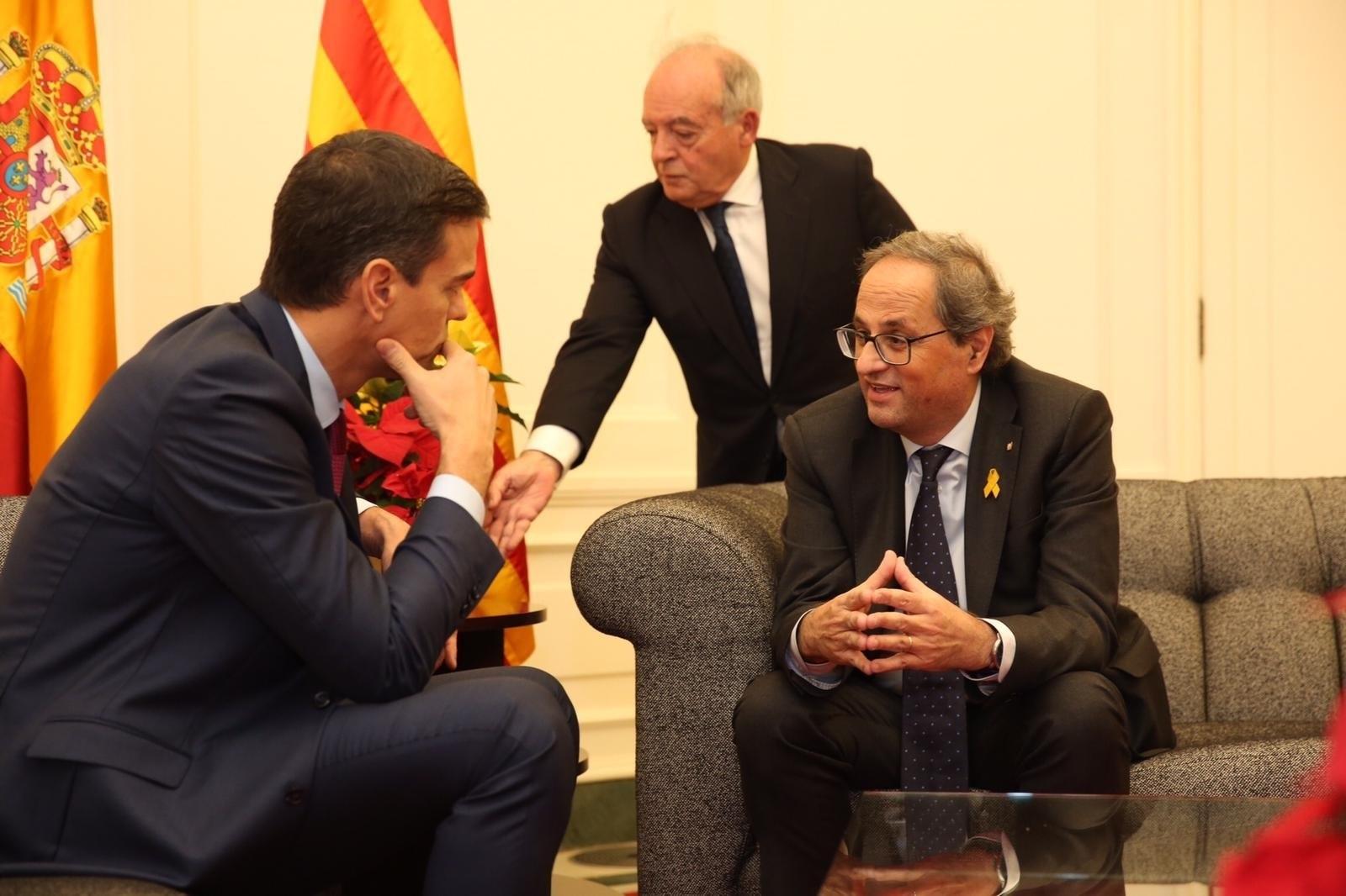 La Generalitat coloca dos plantas amarillas en la foto oficial y Moncloa contrarresta con una roja delante