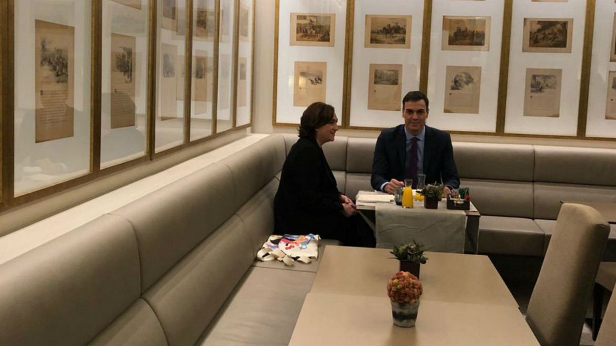 Pedro Sánchez desayuna junto a Ada Colau