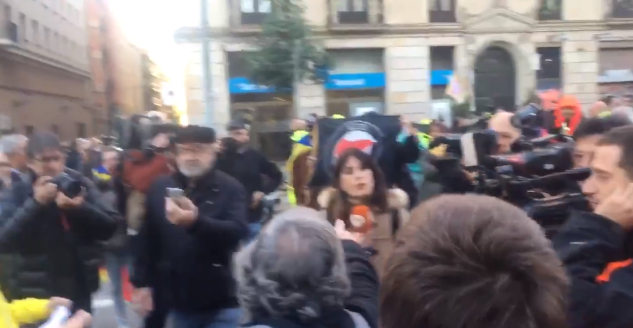La periodista de Antena 3 es increpada por manifestantes