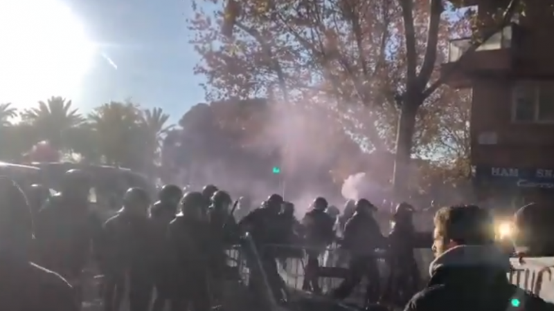 Cargas de los Mossos en el Paral.lel Cargas de los Mossos en el Paral.lel