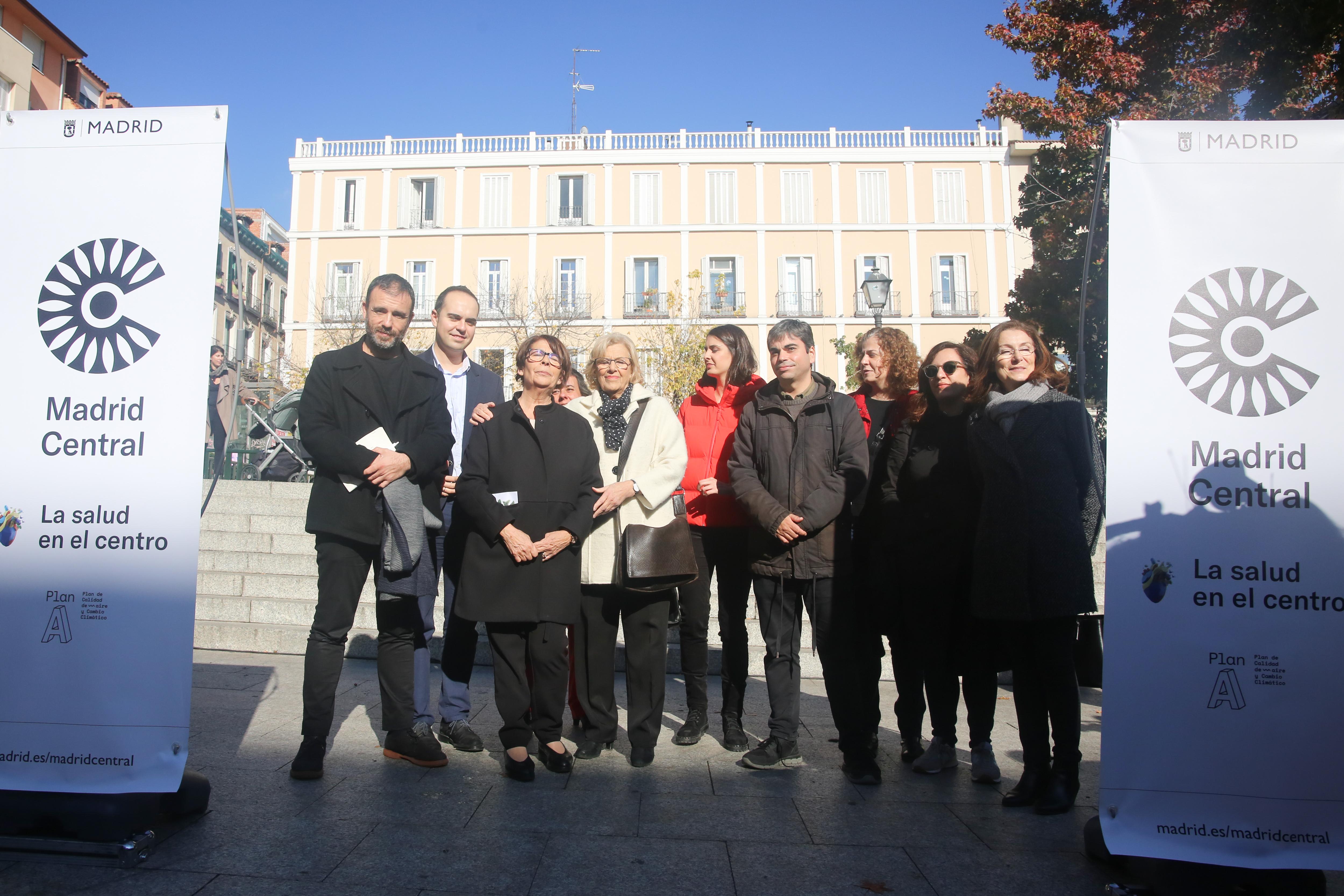 La alcaldesa de Madrid Manuela Carmena posa junto a otros miembros del Ayuntamiento en la presentación de Madrid Central - Ricardo Rubio Europa Press