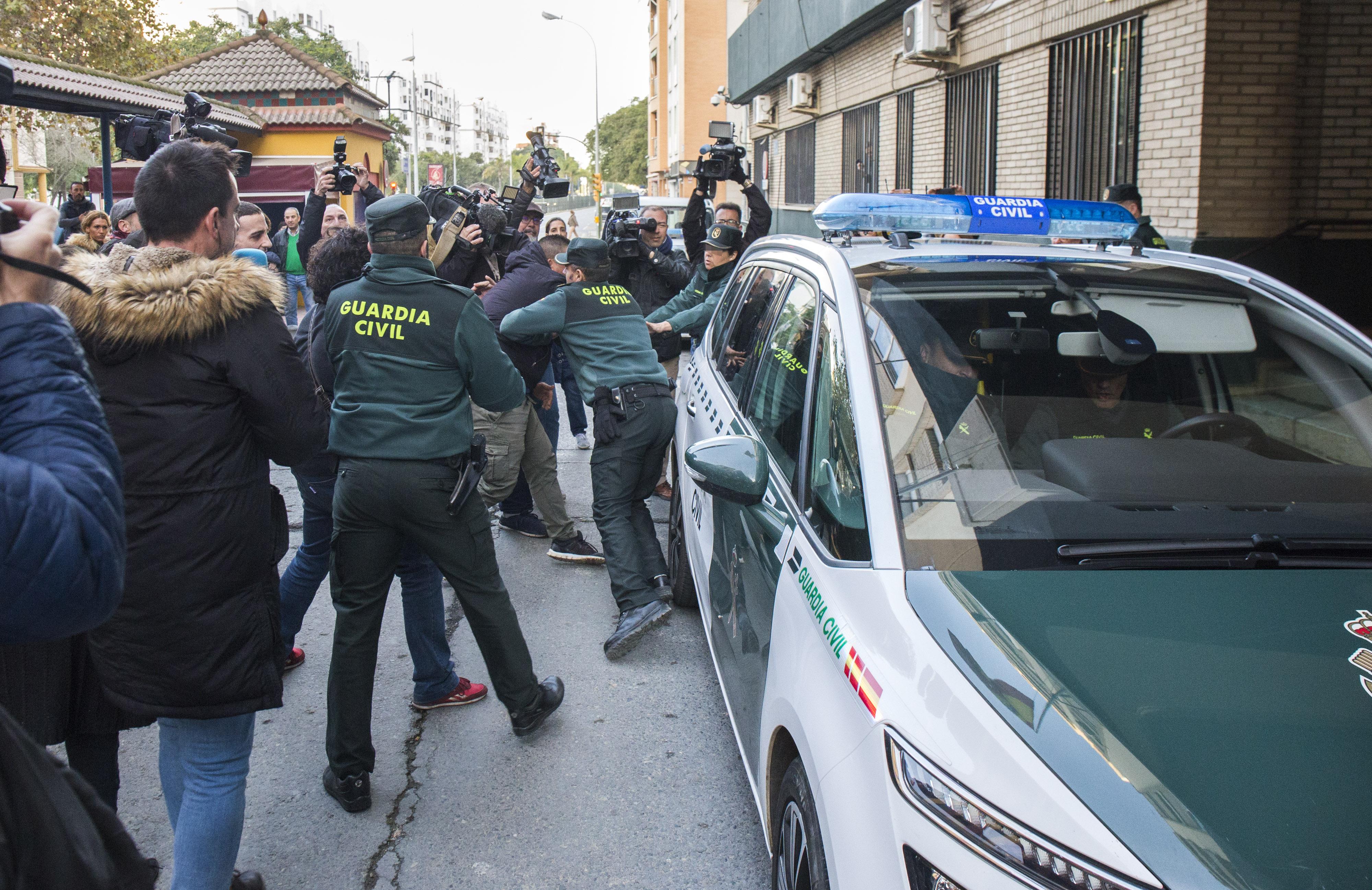 Trasladan a Bernardo Montoya a los juzgados de Valverde entre gritos de asesino - A. Pérez Europa Press