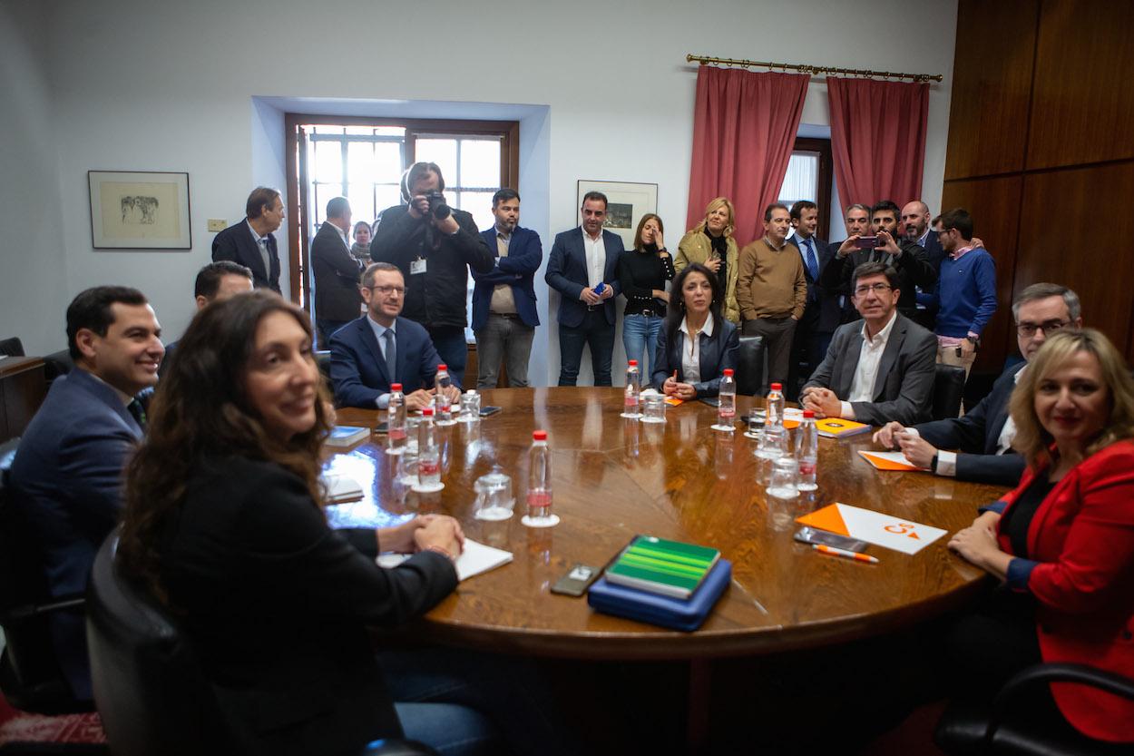 Dirigentes del PP y Cs en la reunión engociadora del pasado lunes. EP