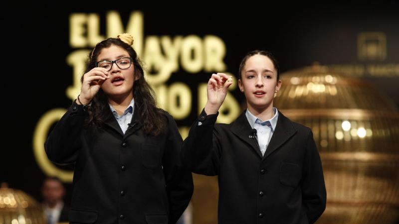 Niñas de San Ildefonso con bolas en la mano durante el sorteo. EP