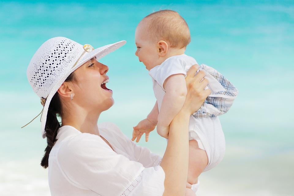 Una madre con su bebé. PIXABAY