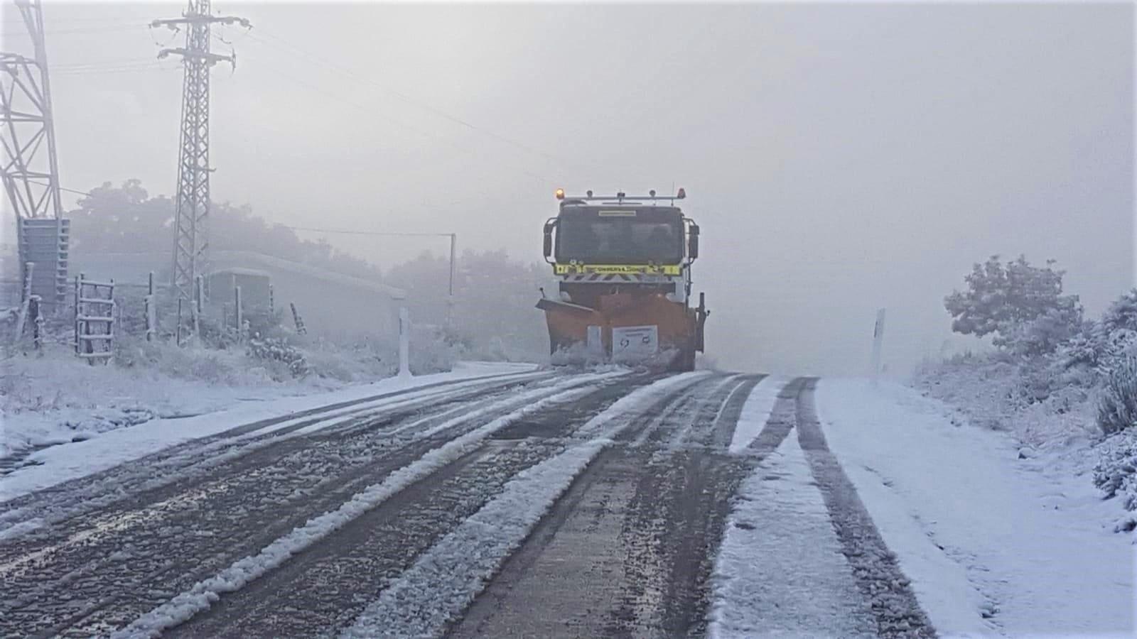 Un quitanieves despeja una carretera en la provincia de Valladolid - Europa Press