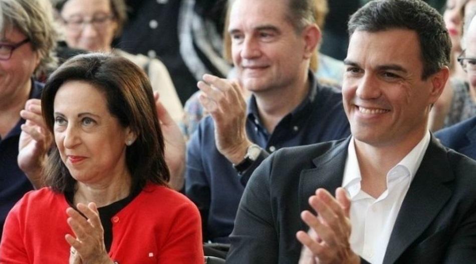 Margarita Robles junto a Pedro Sánchez