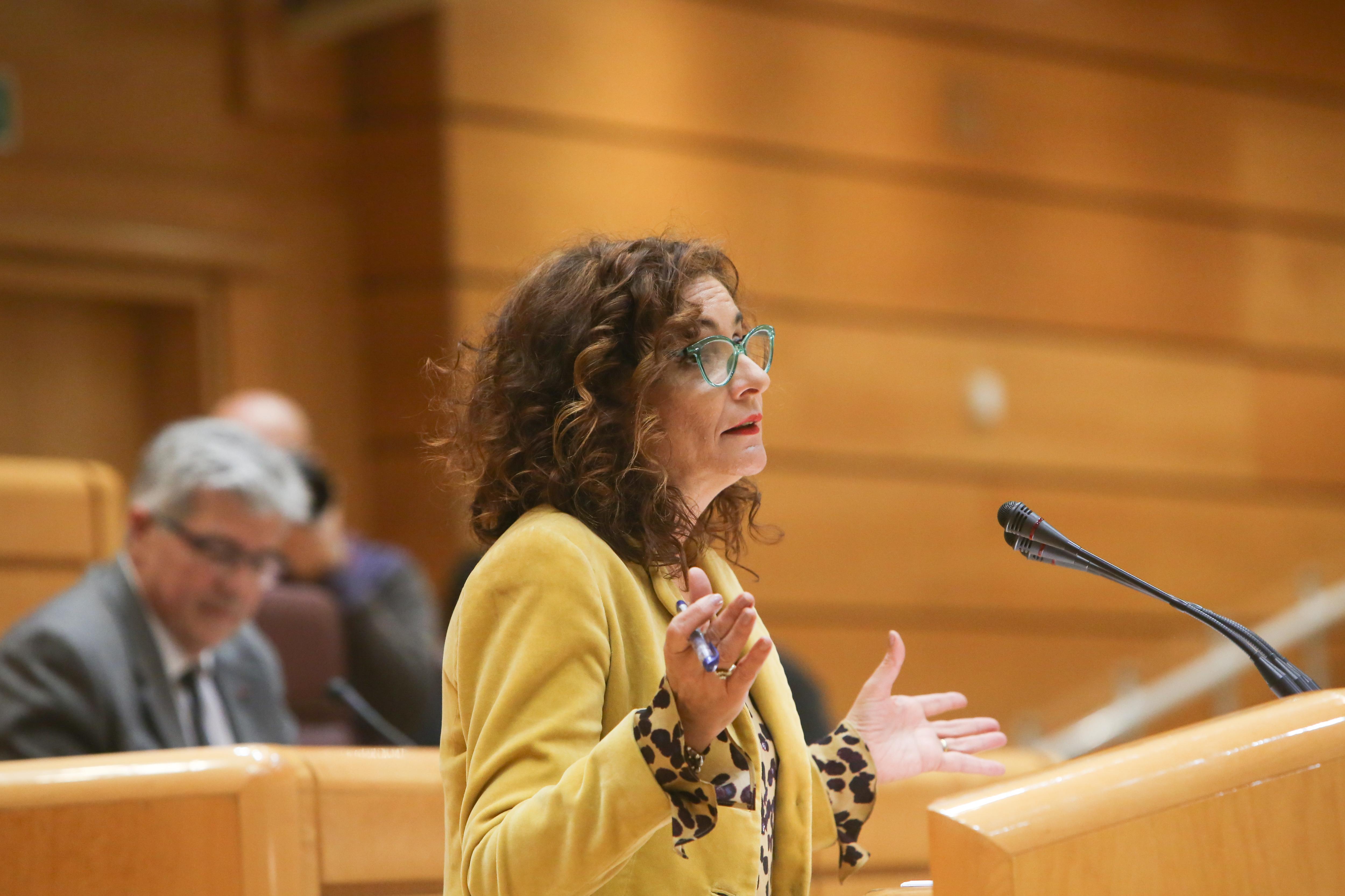 EuropaPress 1815983 La ministra de Hacienda María Jesús Montero interviene desde la tribuna en una sesión plenaria en el Senado - Ricardo Rubio Europa Press