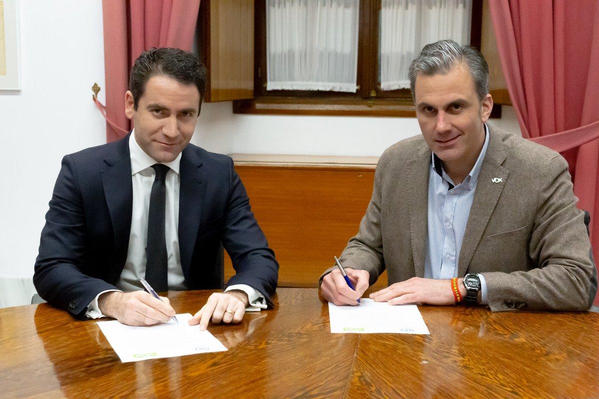 Teodoro García Egea (PP) y Javier Ortega Smith (Vox), firmando un reciente acuerdo.