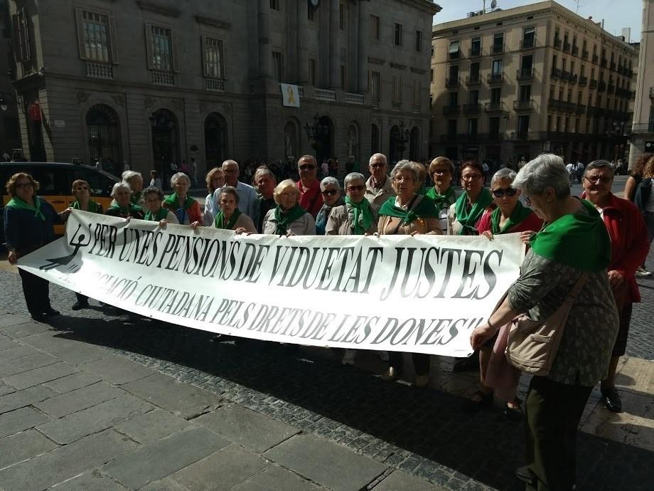 Pensionistas viudas concentradas en plaza Sant Jaume de Barcelona en una imagen de archivo - Europa Press