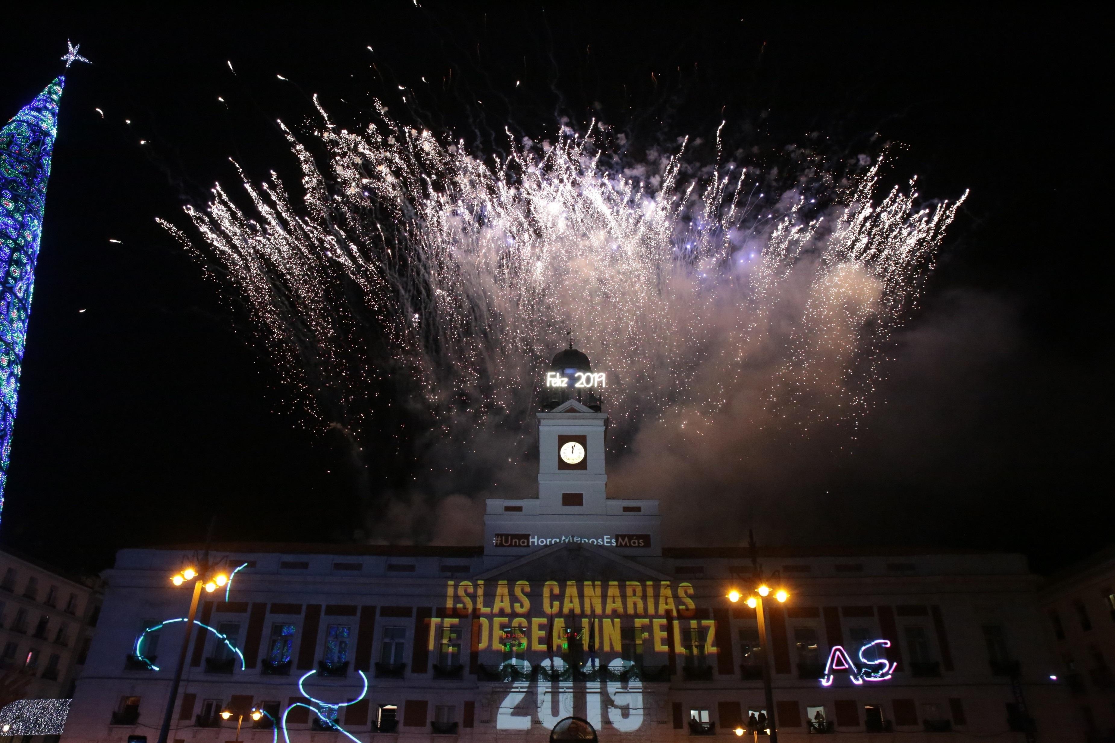 Miles de personas celebran el fin de año en la Puerta del Sol. EP