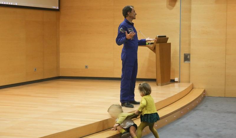 Dos niños suben al escenario donde Pedro Duque da su charla. EP