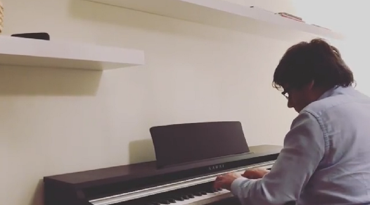 Carles Puigdemont tocando el piano en su mansión de Waterloo. Instagram