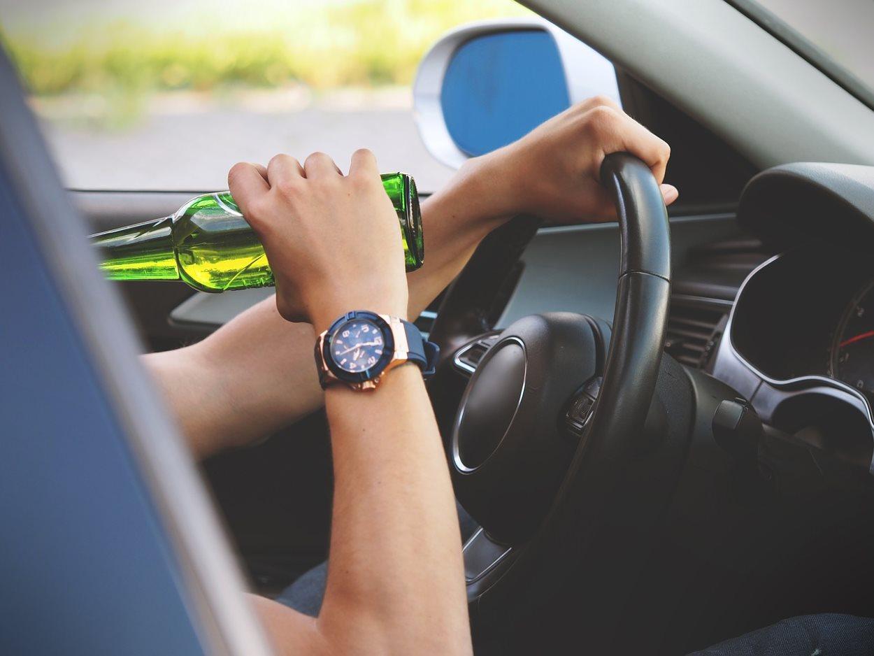 Un hombre bebe mientras conduce. Pixabay