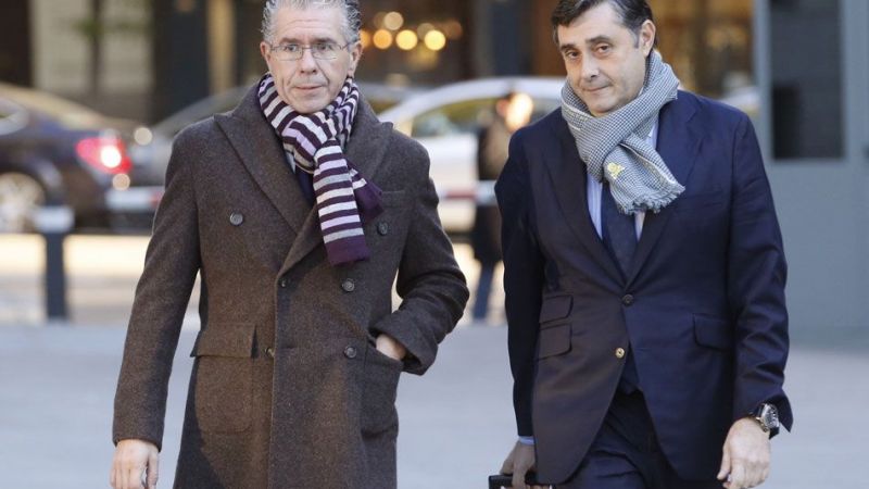 El ex secretario general del PP de Madrid Francisco Granados (i), acompañado por su abogado Javier Vasallo (d), a su llegada a la Audiencia Nacional