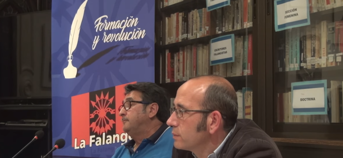 Juan E. Pflüger durante una conferencia en una sede de La Falange. 