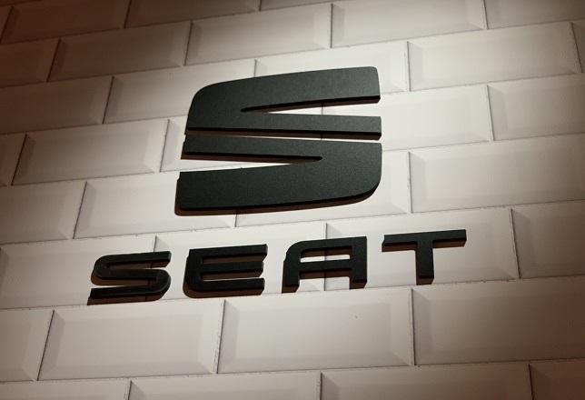 Símbolo de SEAT en uno de sus concesionarios - Europa Press