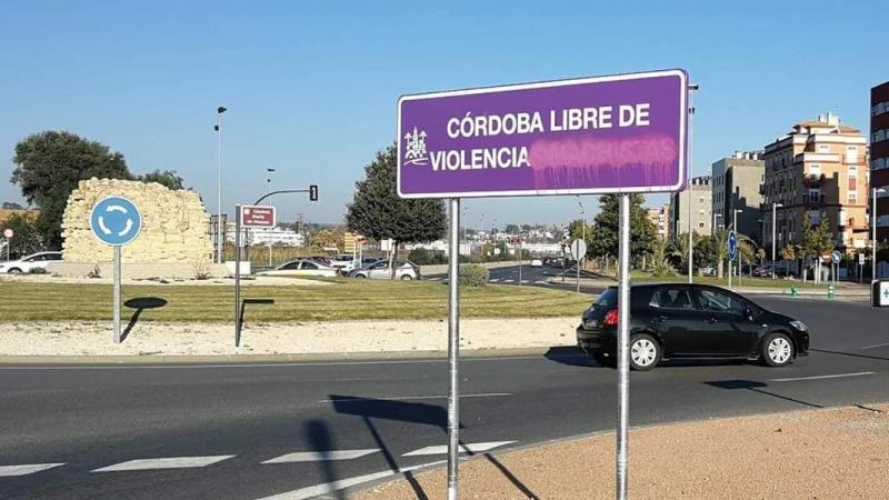 Un cartel contra la violencia machista tachado en Córdoba. Twitter:  @Ganemos_Cordoba