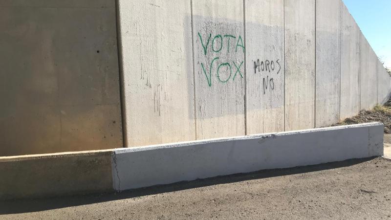 Pintada racista en favor de Vox en Almería. Pintada racista en favor de Vox en Almería.