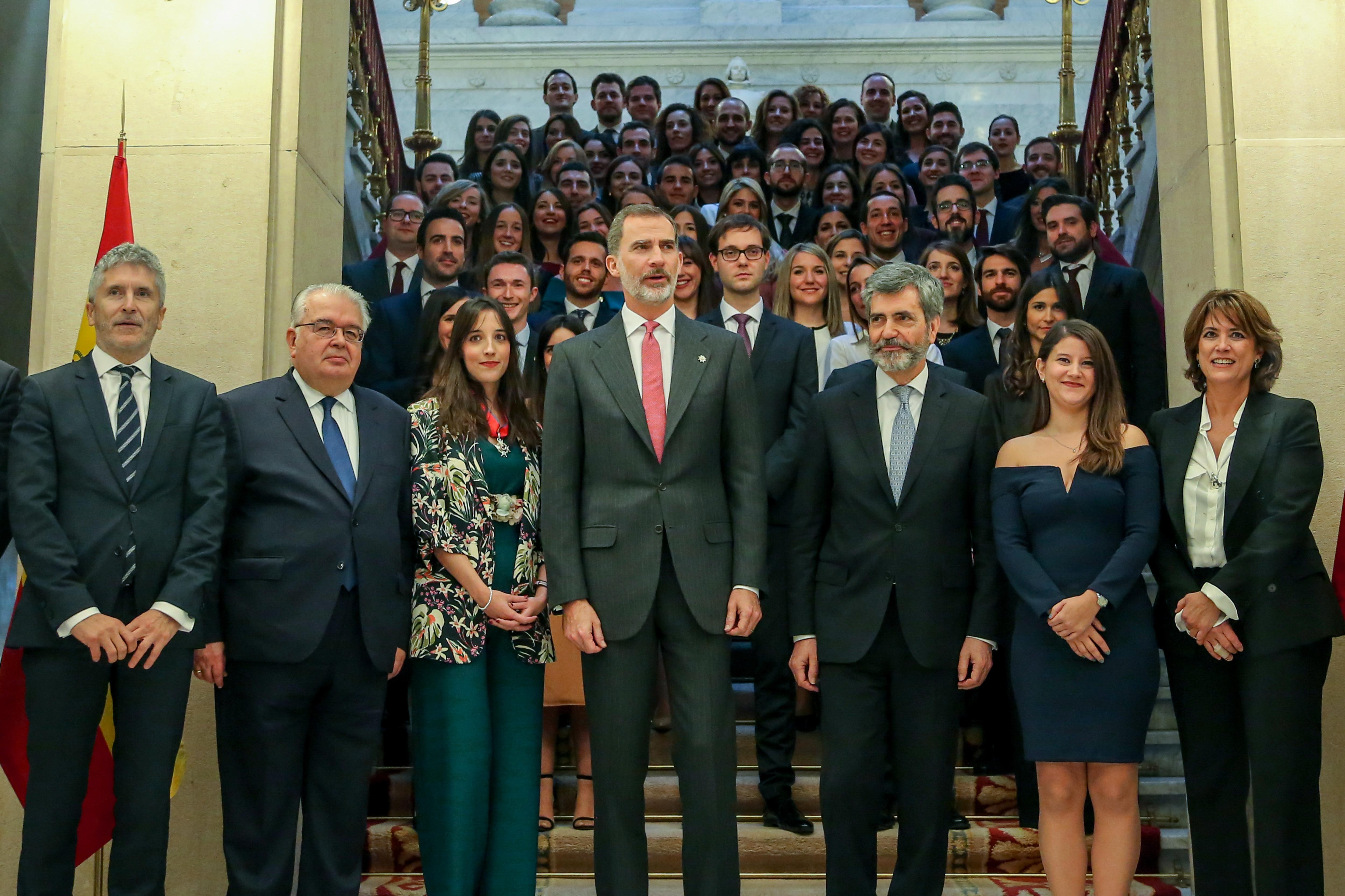 El rey, el presidente del CGPJ Carlos Lemes, y los ministros Grande- Marlaska y Dolores Delgado, junto a los nuevos jueces. EP
