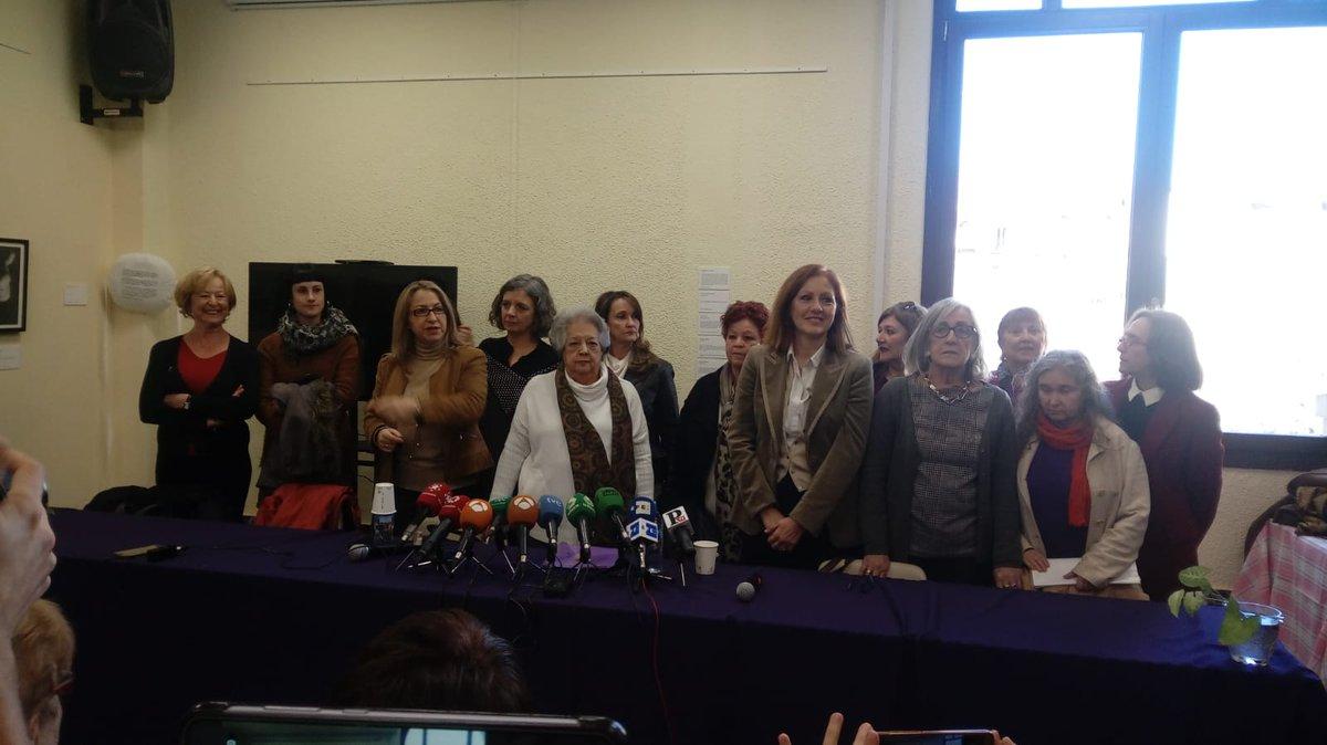 Ana María Pérez del Campo, centro, junto a las representantes de los colectivos feministas.