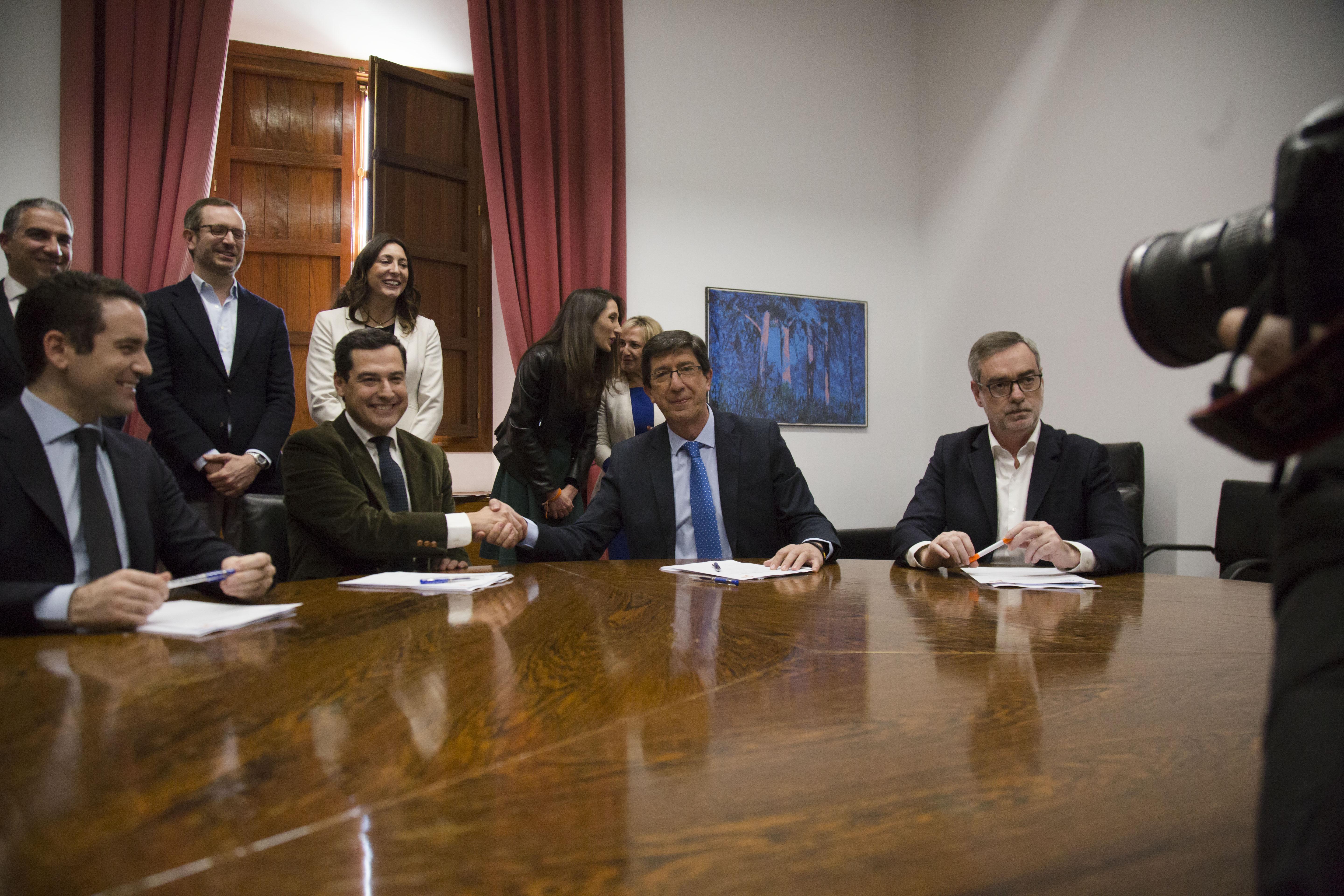 EuropaPress 1828008 El lidel de Ciudadanos en Andalucía Juan Marín y el presidente del PP A Juanma Moreno cierran un acuerdo de investidura 