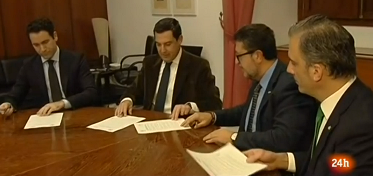 PP y Vox durante la firma del acuerdo para investir a Moreno Bonilla como presidente de Andalucía.