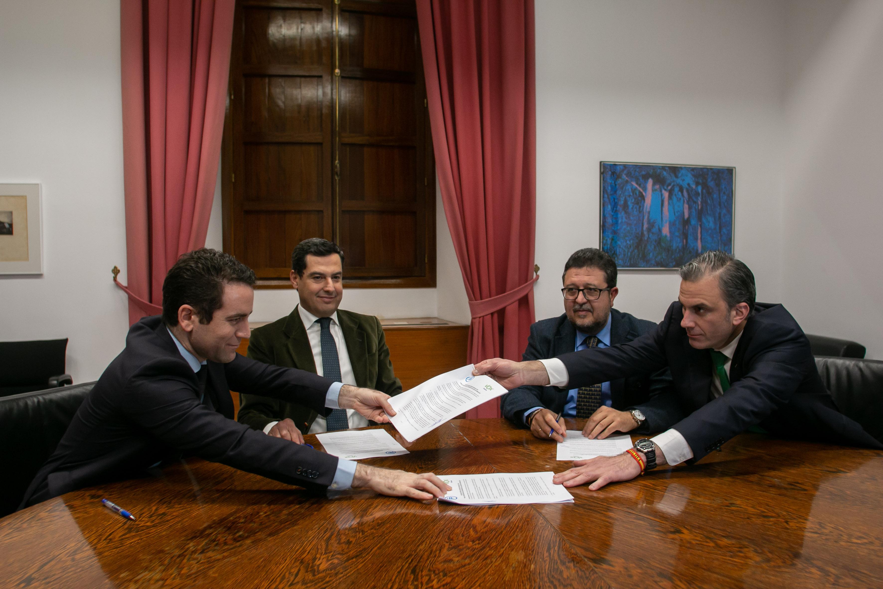 Juanma Moreno, Teodoro García Egea, Francisco Serrano y Javier Ortega firmando el acuerdo PP-Vox.