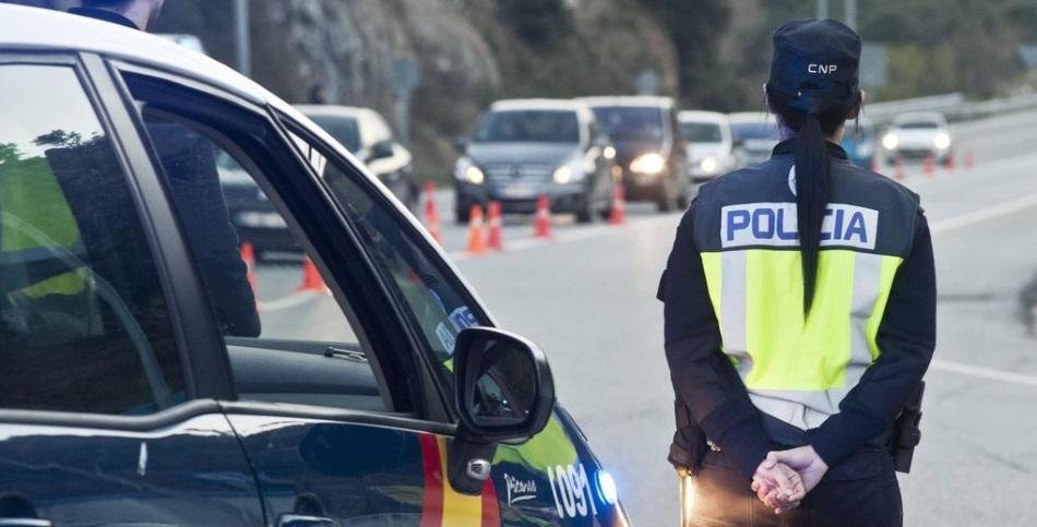 Una mujer policía junto a un coche. EFE Archivo