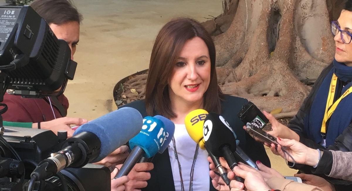 María José Català atiende a los medios.EP
