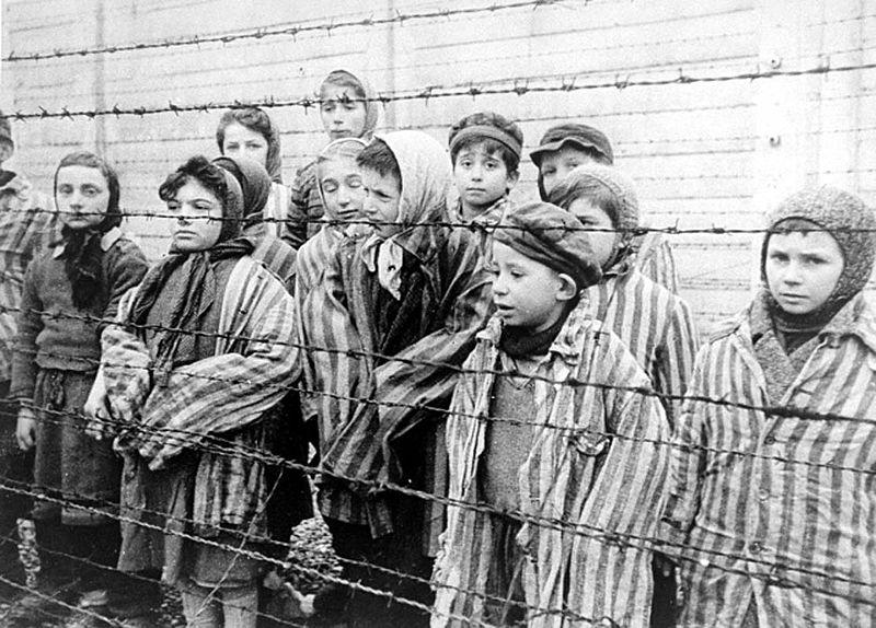 Niños supervivientes en el campo de concentración de Auschwitz