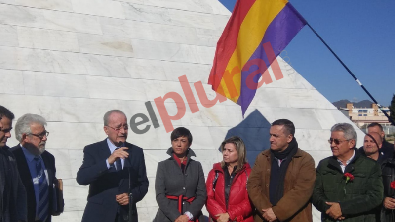 El alcalde de Málaga Francisco de la Torre en un homenaje a las víctimas del franquismo
