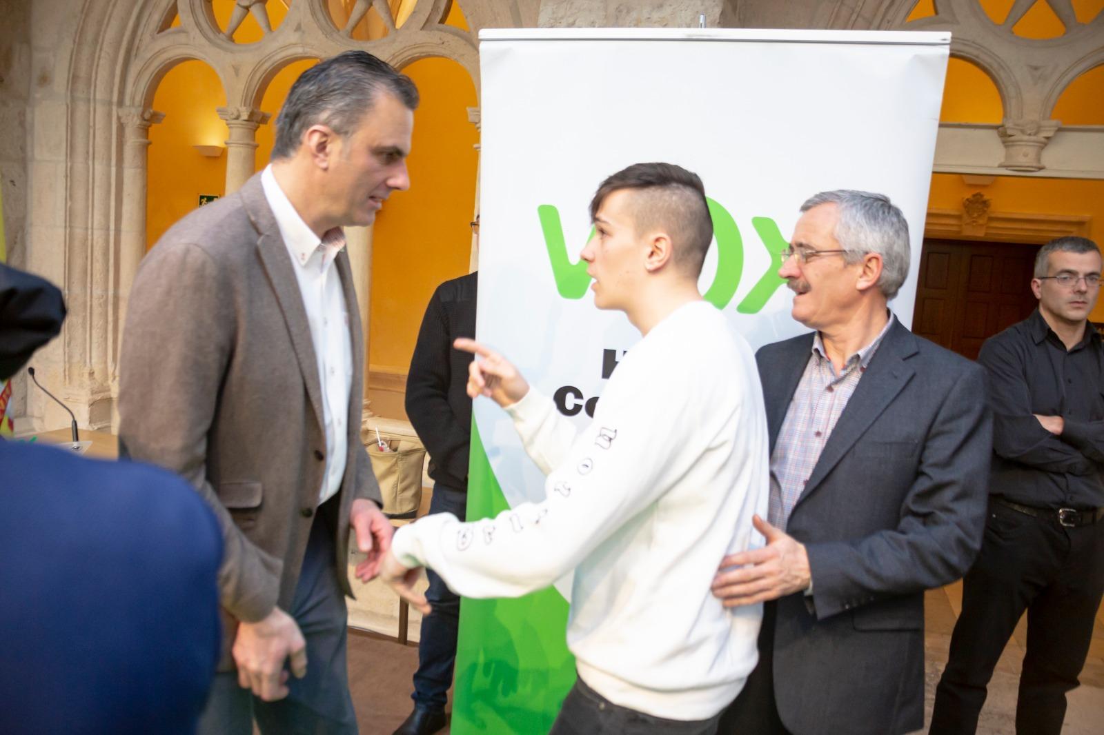 El joven ha increpado a José Ortega Smith durante el acto de Vox en Burgos. 