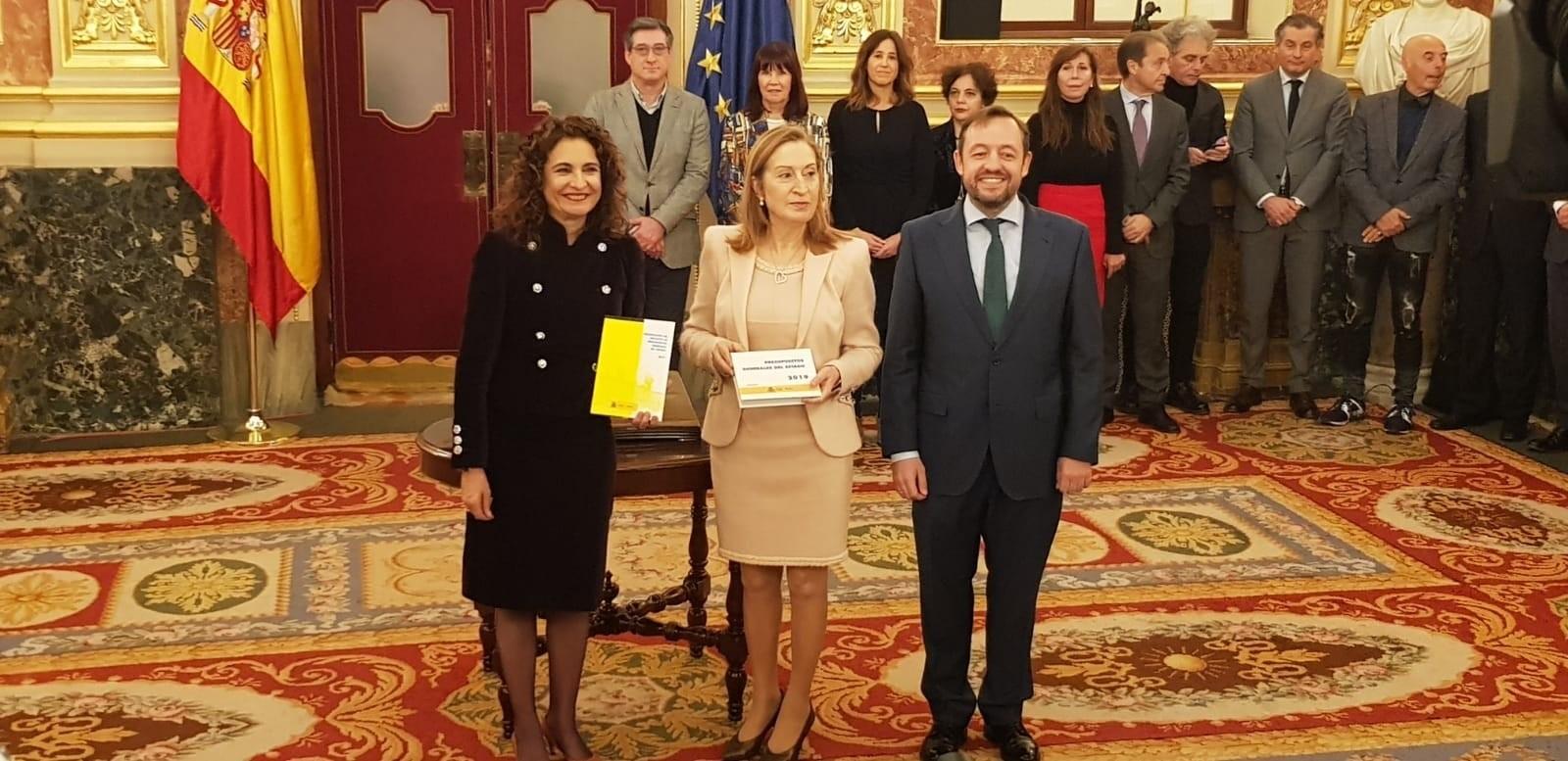  María Jesús Montero, Ana Pastor y Francisco de la Torre, con los PGE 2019 - Europa Press