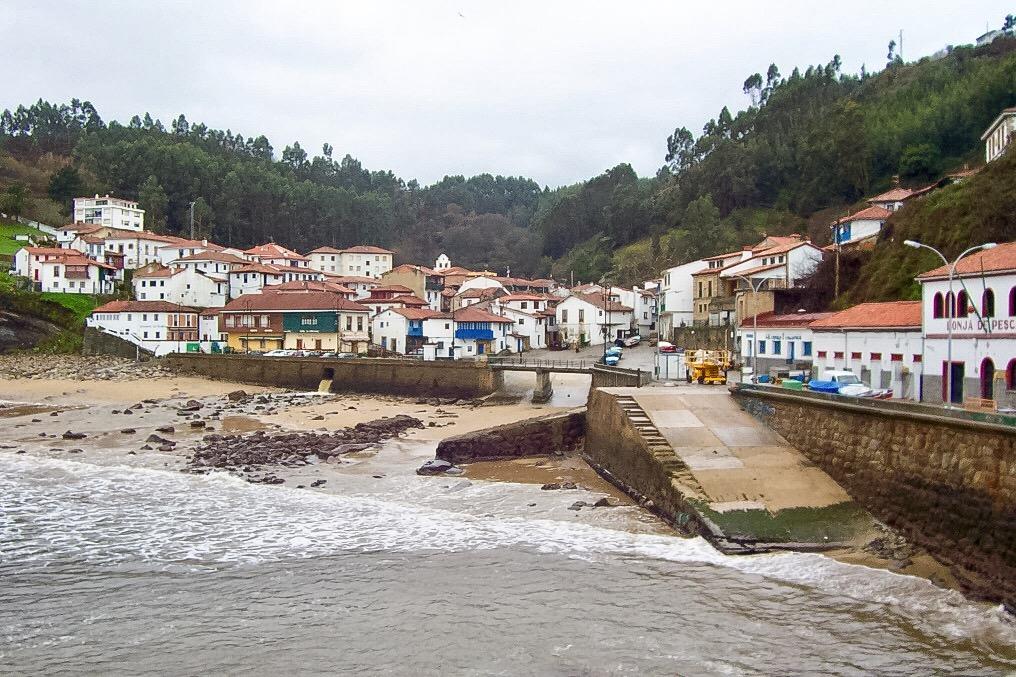 Uno de los pueblos más bonitos de España; Tazones Asturias - Fuente: Wikipedia 