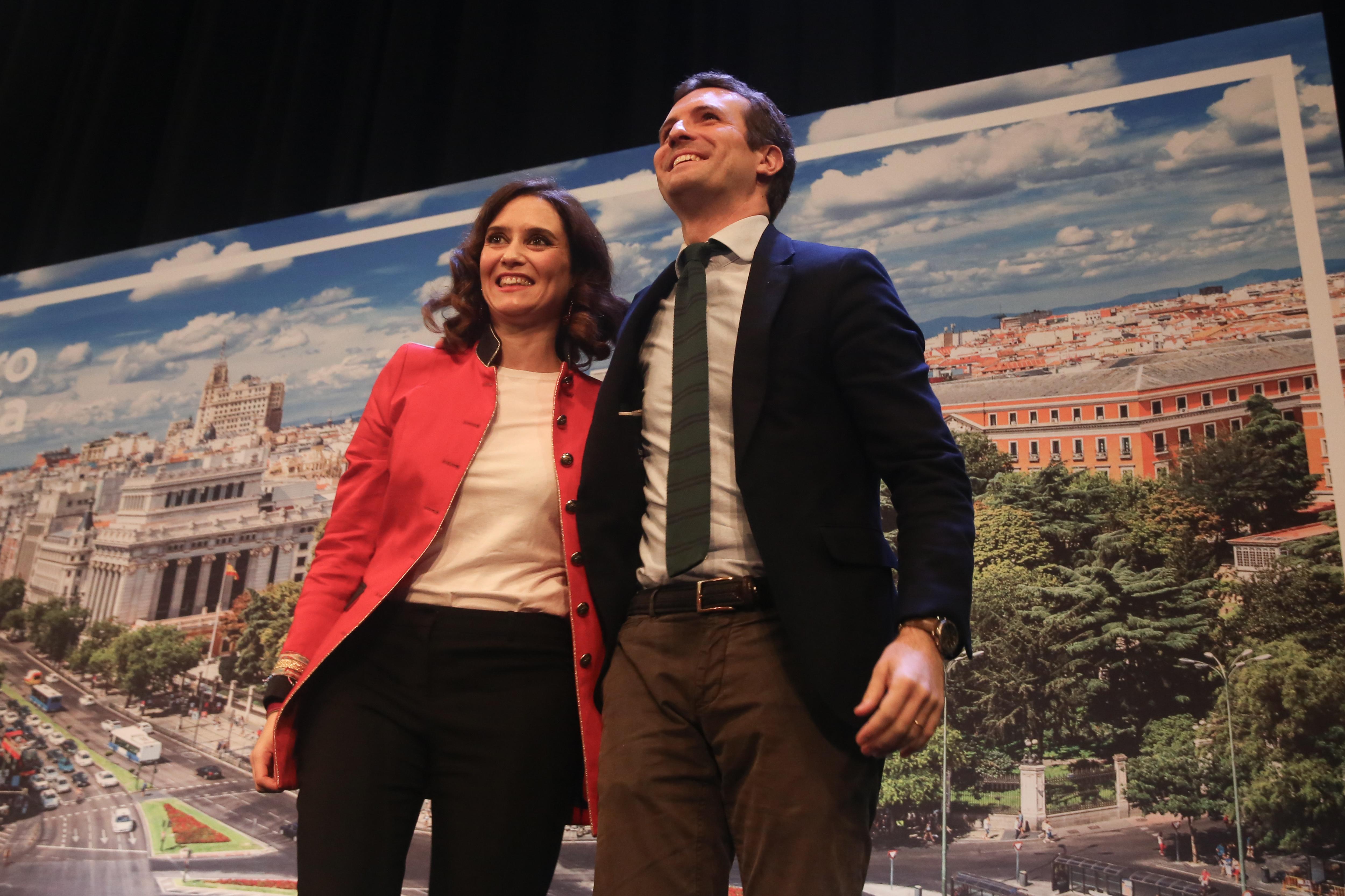 La candidata del PP a presidir la Comunidad de Madrid, Isabel Díaz Ayuso, y el presidente del PP, Pablo Casado, posan en la presentación de los candidatos . Fuente: Archivo.