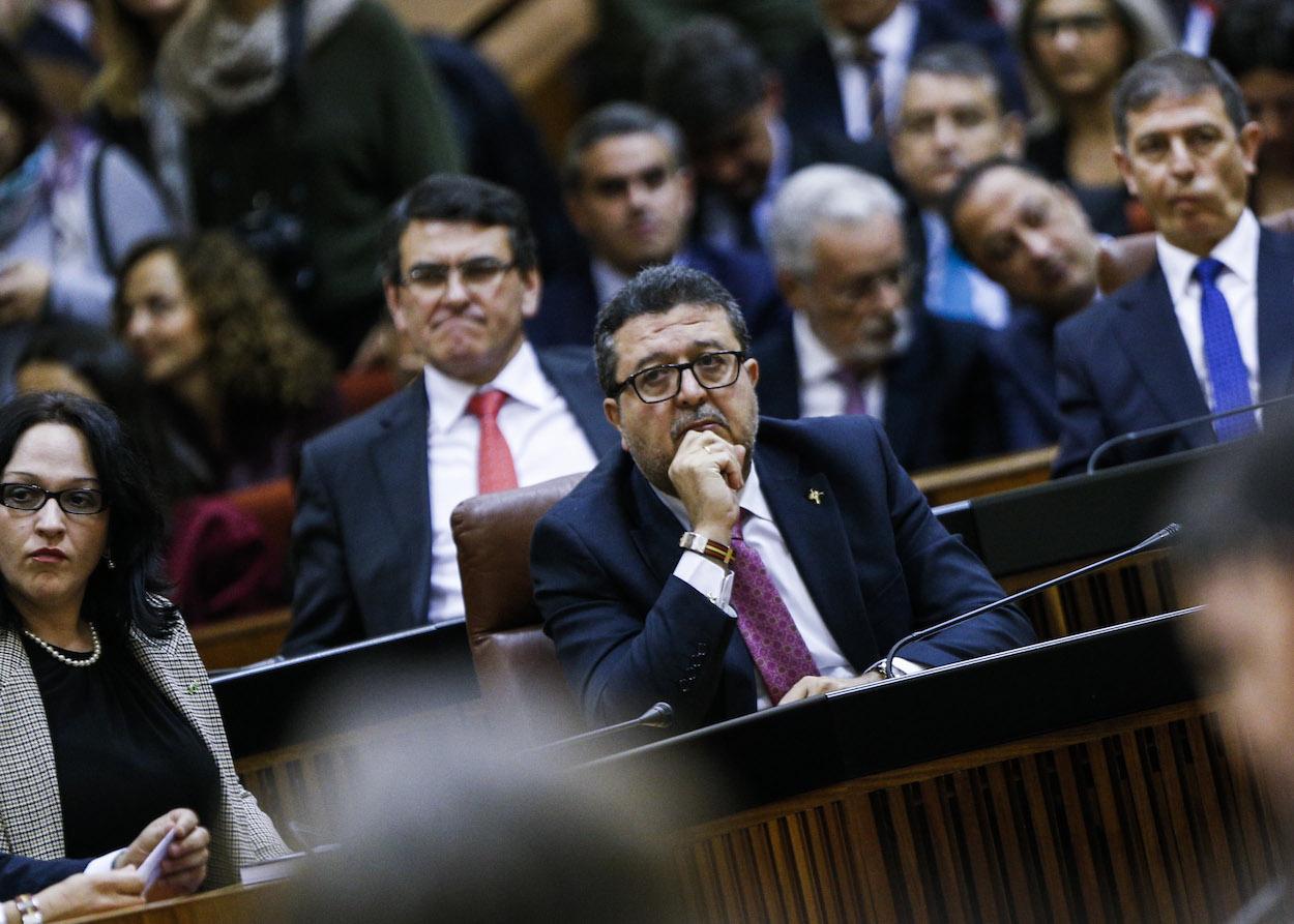 Francisco Serrano, portavoz de Vox, en la sesión de constitución del Parlamento con otros diputados ultras.