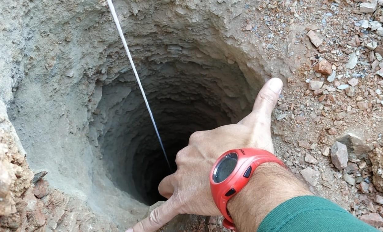 El pozo donde se busca al niño de la localidad malagueña de Totalán. HANDOUT por BOMBEROS DE MÁLAGA