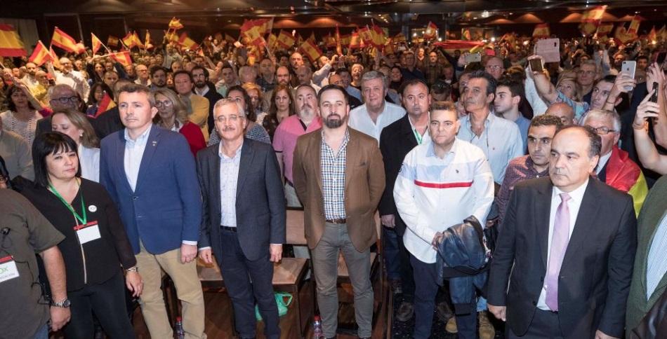 Santiago Abascal y otros miembros del partido en un acto. Antena 3